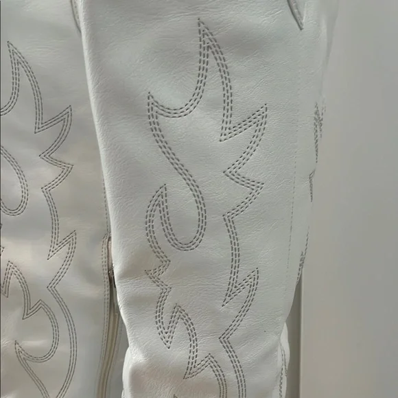 New White Leather Western-Style Women's Boots - Picture 2 of 15